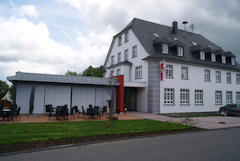 Haupteingang mit Begegnungscafé